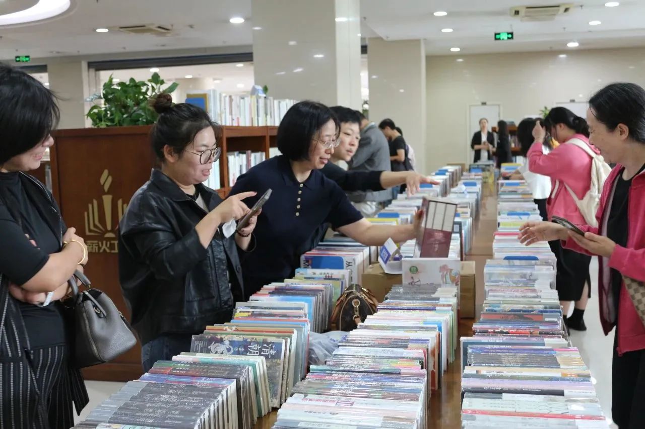 首站！全国知名出版社图书浙江省高校巡展来啦！